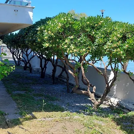 - Sleeps 2 - Parking - Balcony Apartment *