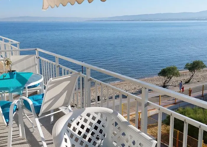 Apartment - Sleeps 2 - Parking - Balcony *