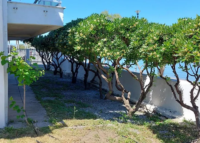 - Sleeps 2 - Parking - Balcony Apartment *